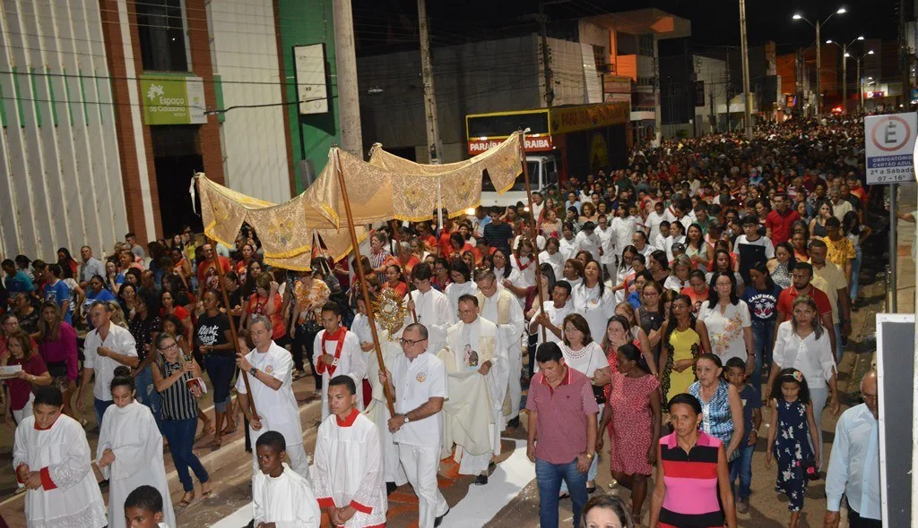 Procissão de Corpus Christi reúne multidão em Picos