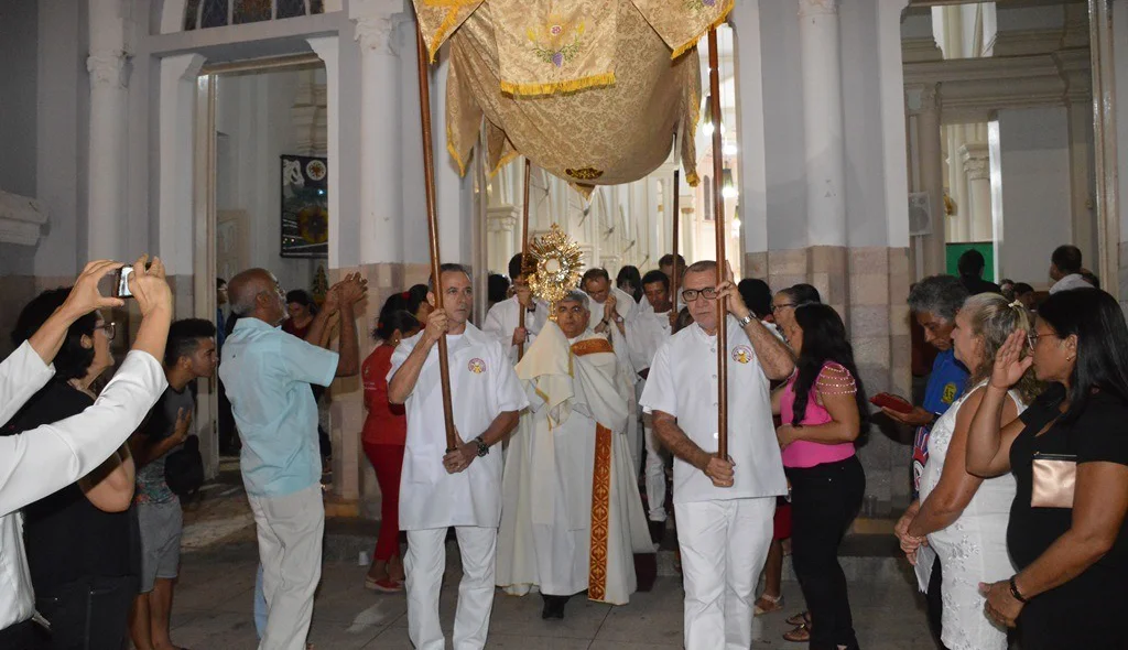 Procissão deixa a Catedral
