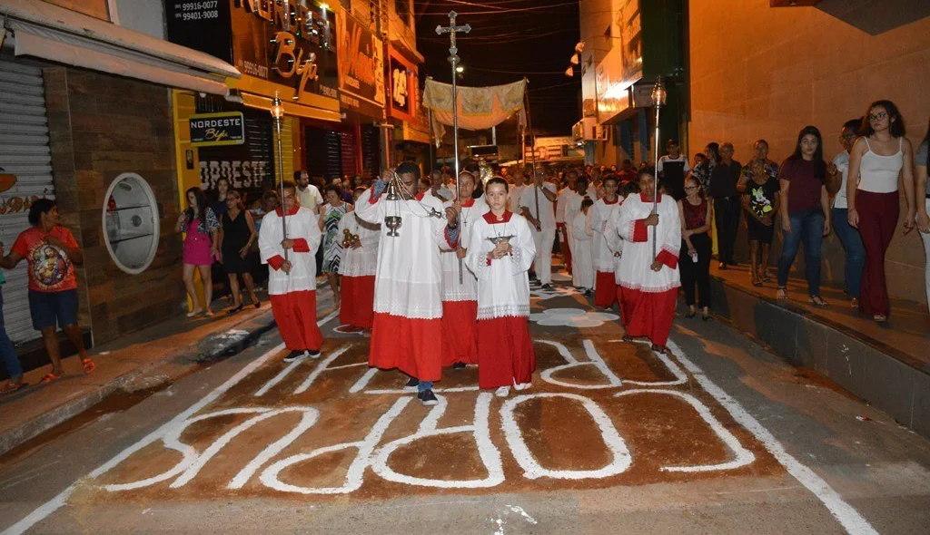 Procissão passa pela ruas centrais de Picos