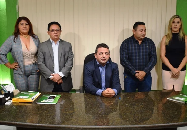 Professor Ribinha empossa novos secretários