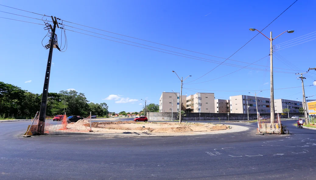 Rotatória na avenida Marechal Castelo Branco