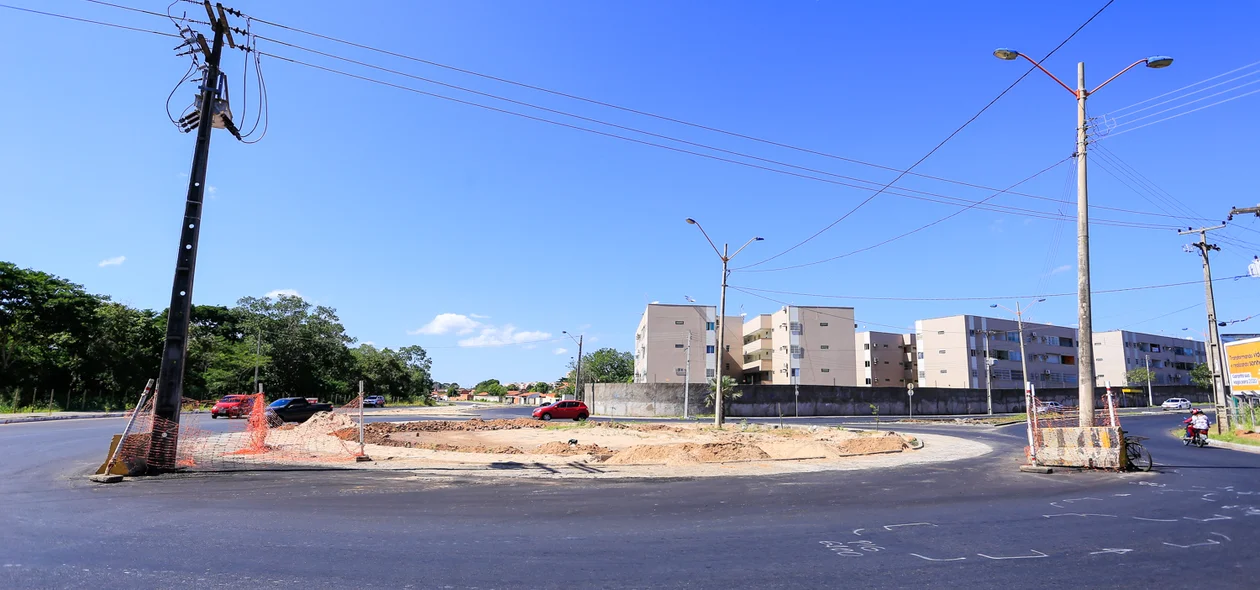 Rotatória na avenida Marechal Castelo Branco