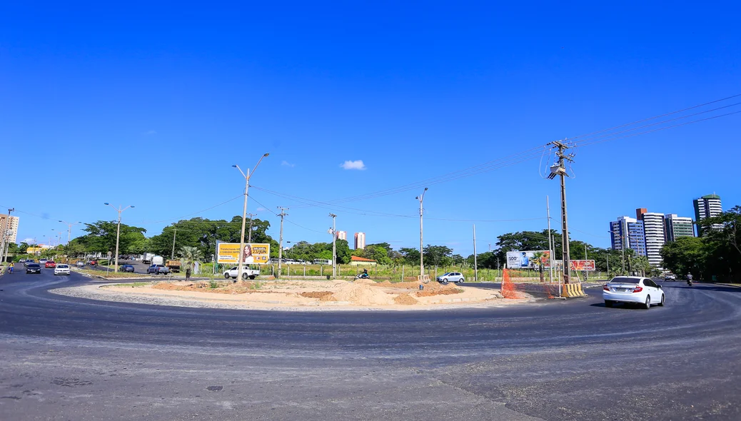 Rotatória sendo construída