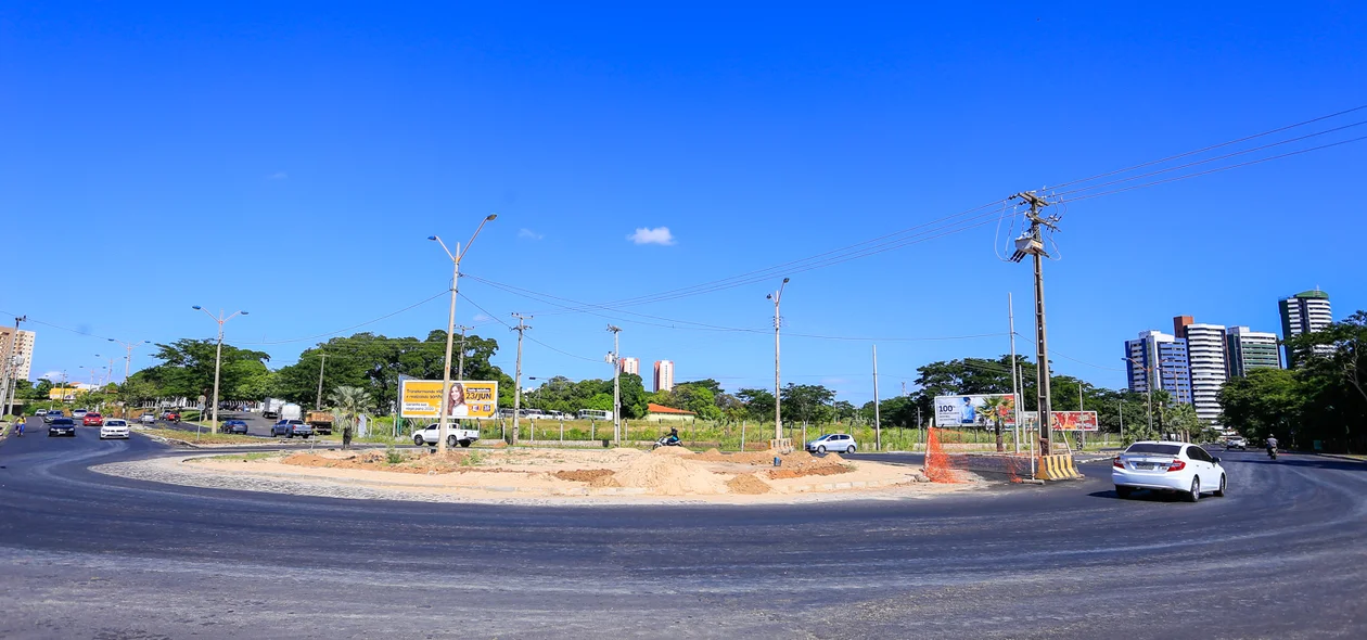 Rotatória sendo construída