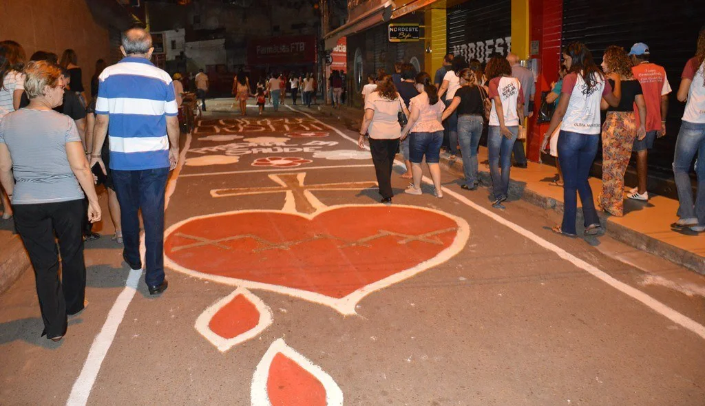 Ruas enfeitadas com os tradicionais tapetes coloridos