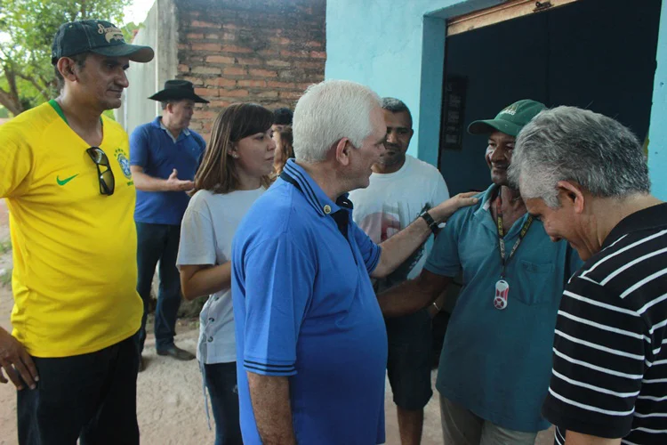Themístocles visita casas do Bairro Batista de Amorim