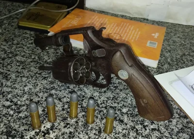 Arma e munições apreendidas