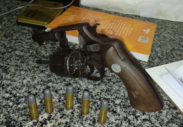 Arma e munições apreendidas