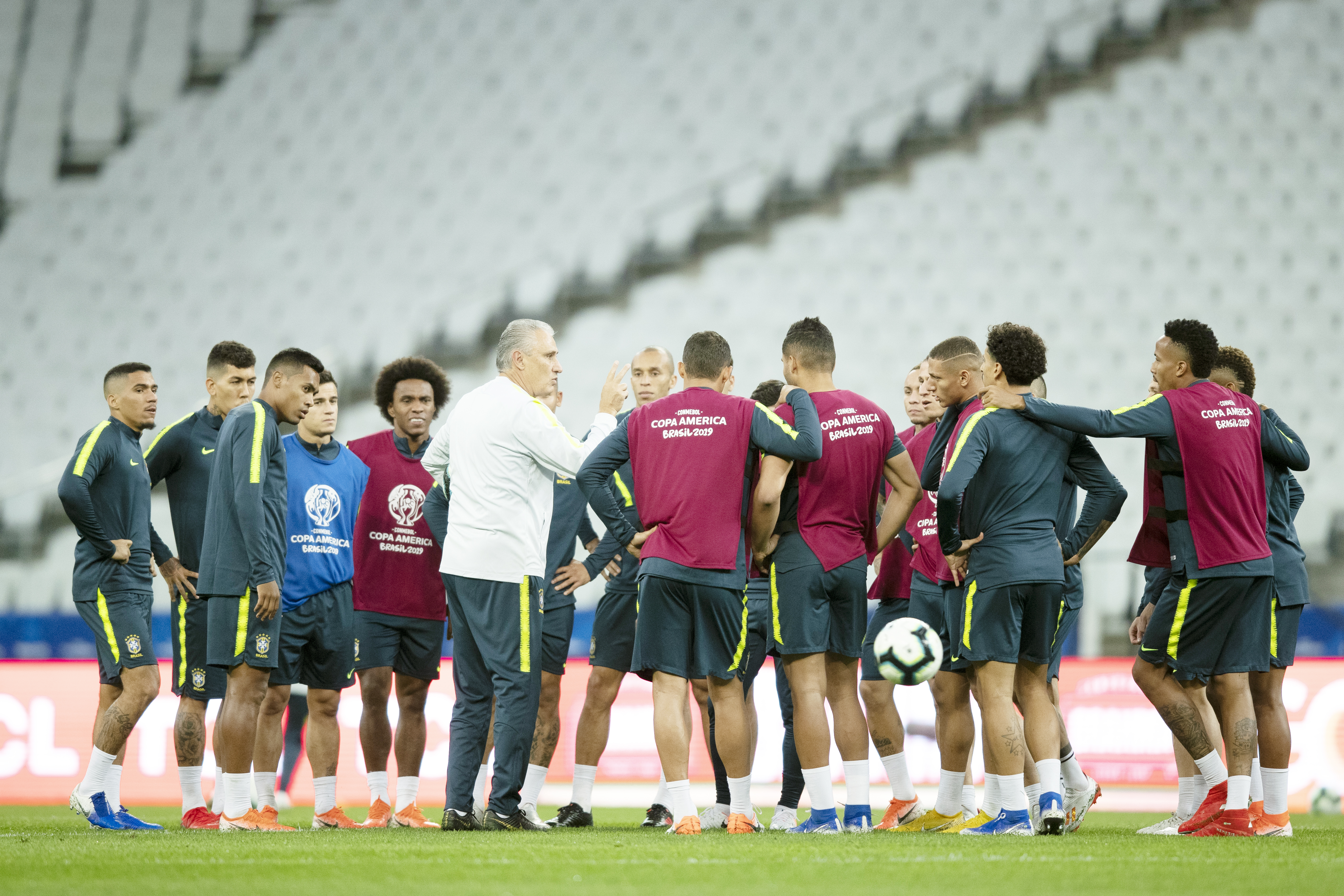 Brasil enfrenta o Peru