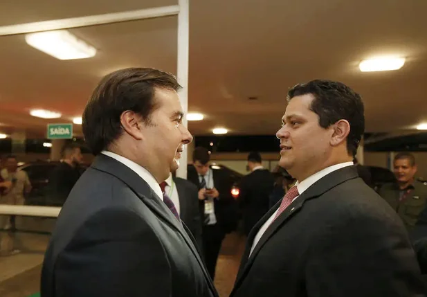 Ideia da Emenda à Constituição partiu de Alcolumbre (à dir.) que seria beneficiado a exemplo de Maia