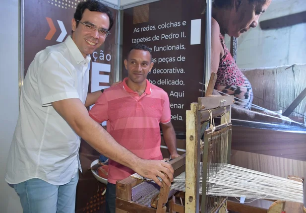 Delano Rocha, diretor técnico do Sebrae no Piauí, na Estação Tear, com o mestre Osvaldo Dourado