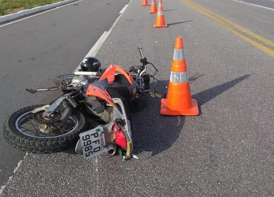 Motocicleta após acidente que vitimou condutor de 78 anos