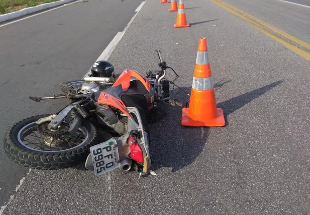 Motocicleta após acidente que vitimou condutor de 78 anos