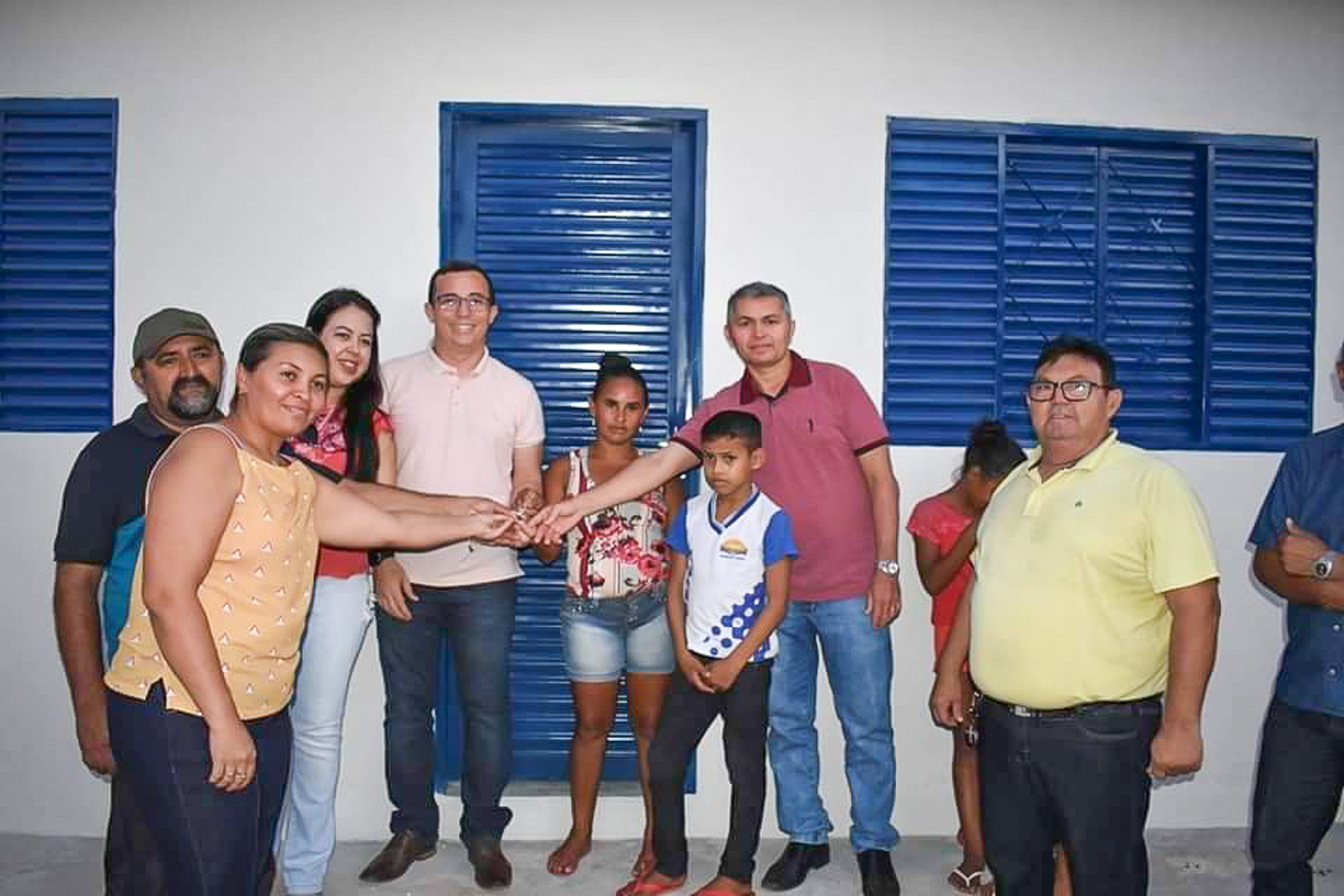 Prefeito entregando casas 