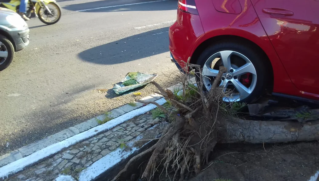 Veículo Golf colidiu na traseira do Punto