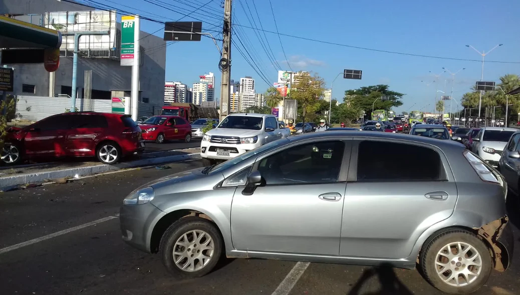 Veículo Punto ficou atravessado na Avenida João XXIII