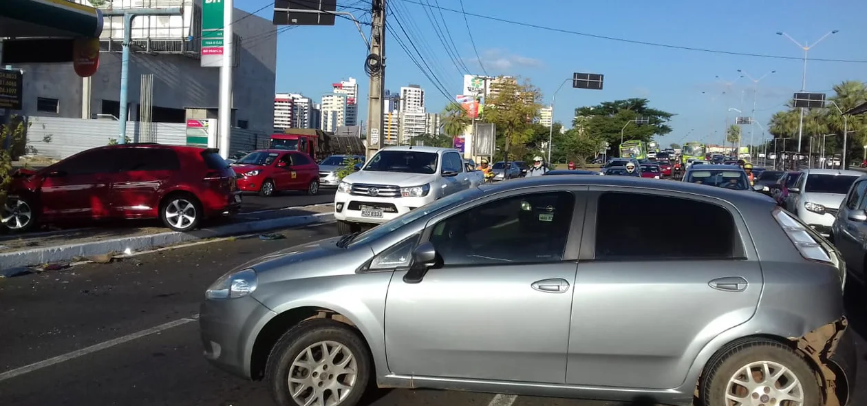 Veículo Punto ficou atravessado na Avenida João XXIII