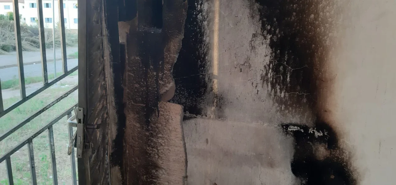 Bombeiros tiveram que arrombar a grade da porta para ter acesso ao local