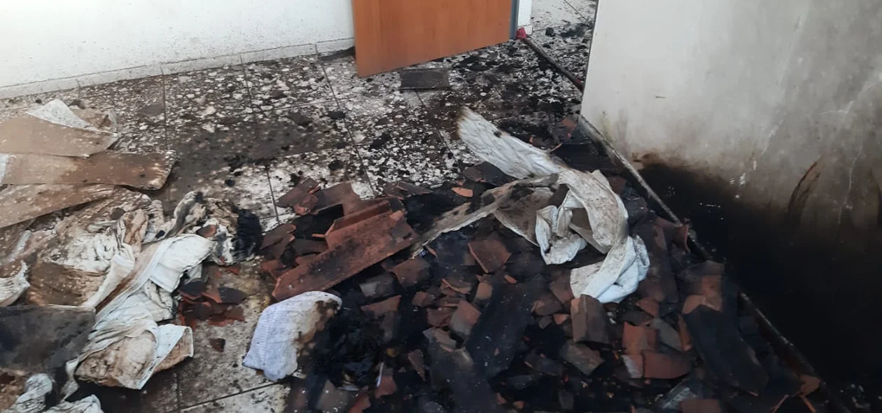 Parte do telhado da casa desabou