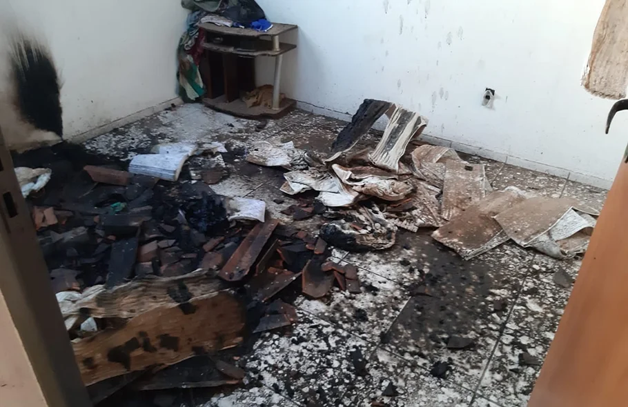 Residência abandonada pegou fogo