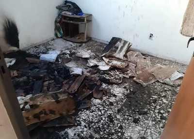 Residência abandonada pegou fogo