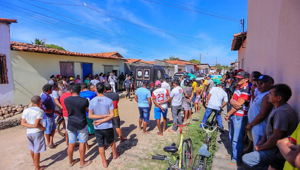 Curiosos no local do crime