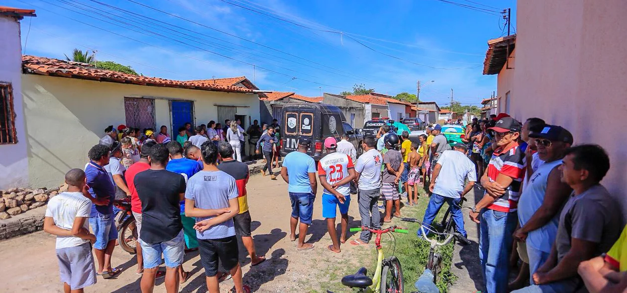 Curiosos no local do crime