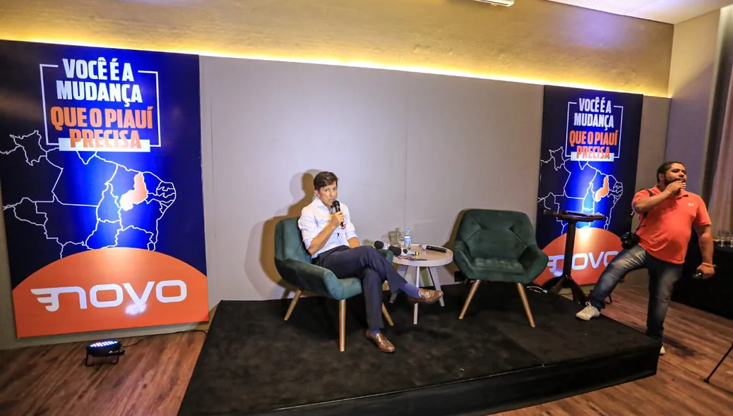 João Amoêdo durante coletiva em Teresina