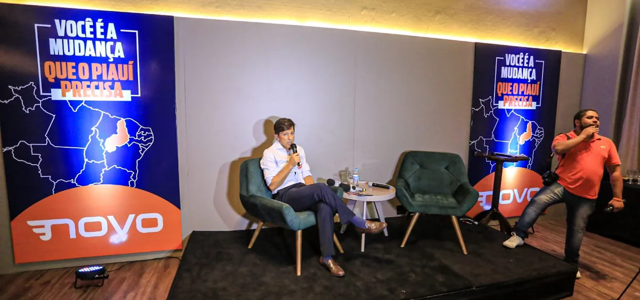 João Amoêdo durante coletiva em Teresina