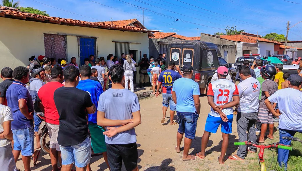 Movimentação na frente da residência onde aconteceu o crime