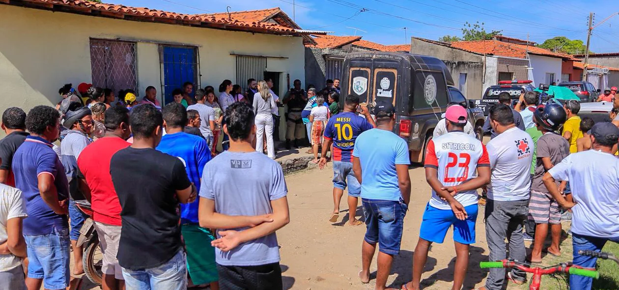 Movimentação na frente da residência onde aconteceu o crime