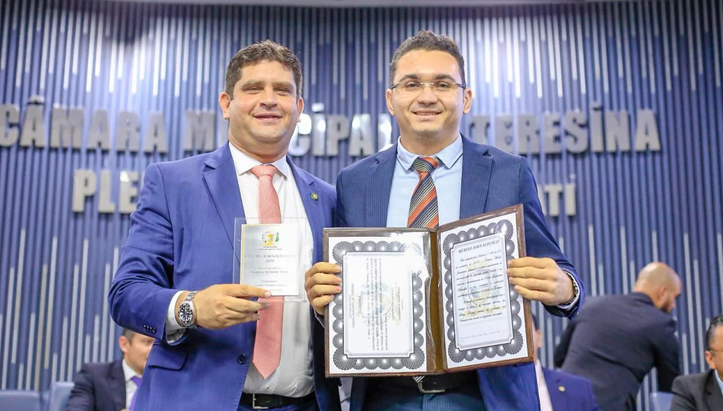 Gustavo Gaioso entrega homenagem a Rogério Holanda Alves