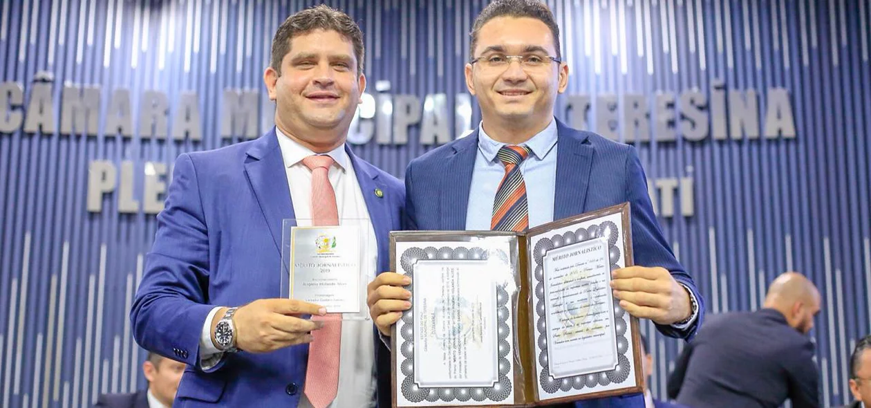 Gustavo Gaioso entrega homenagem a Rogério Holanda Alves
