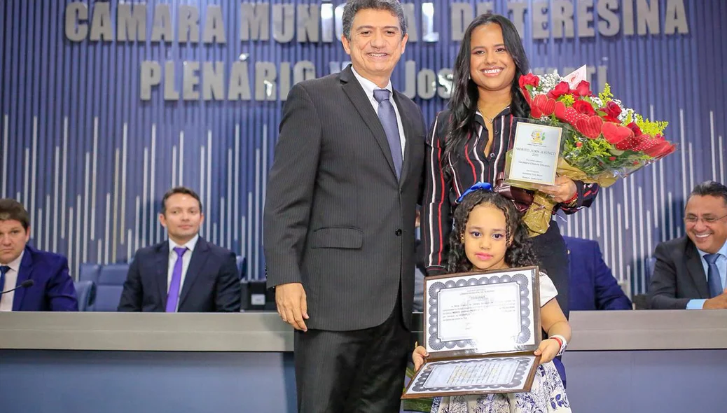 Germana Chaves recebe homenagem