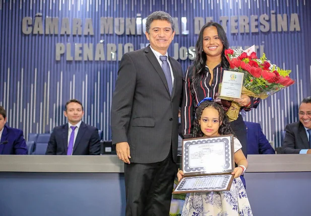 Germana Chaves recebe homenagem