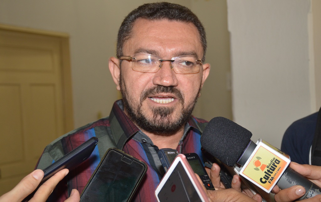 Padre Walmir garante que ambulantes não retornarão à Praça Josino Ferreira