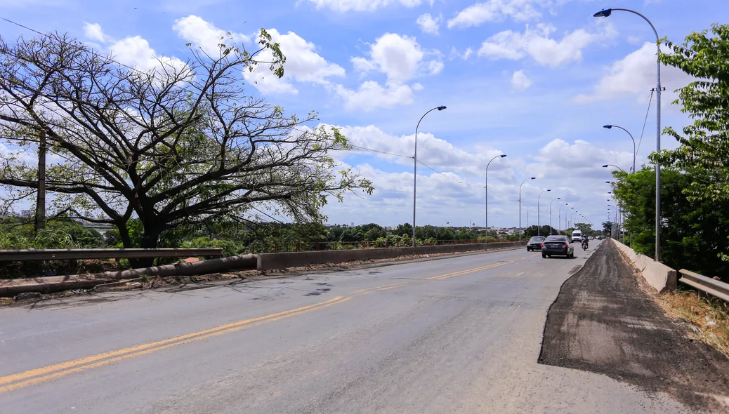 Ponte do Tancredo Neves sendo recapeada