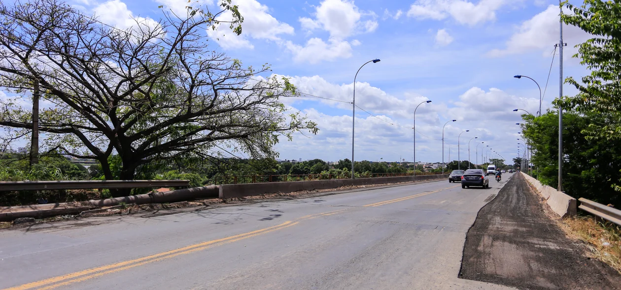 Ponte do Tancredo Neves sendo recapeada