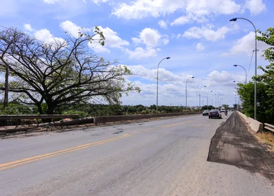 Ponte do Tancredo Neves sendo recapeada