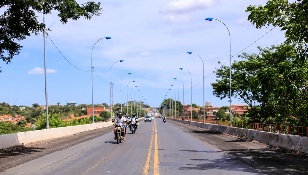 Recapeamento asfáltico na ponte do Tancredo Neves
