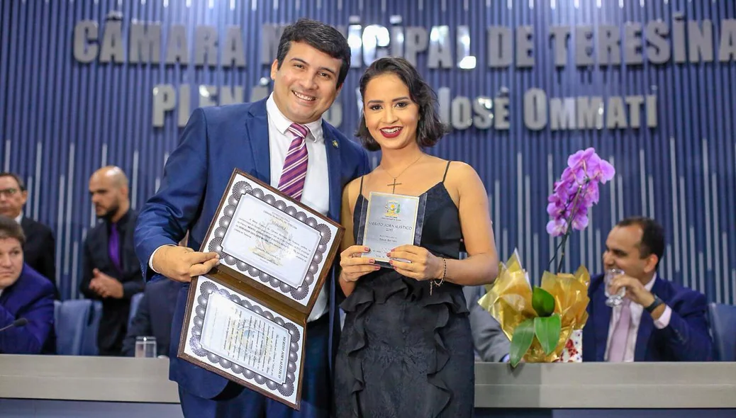 Vereador Deolindo Moura homenageia Sávia Barreto