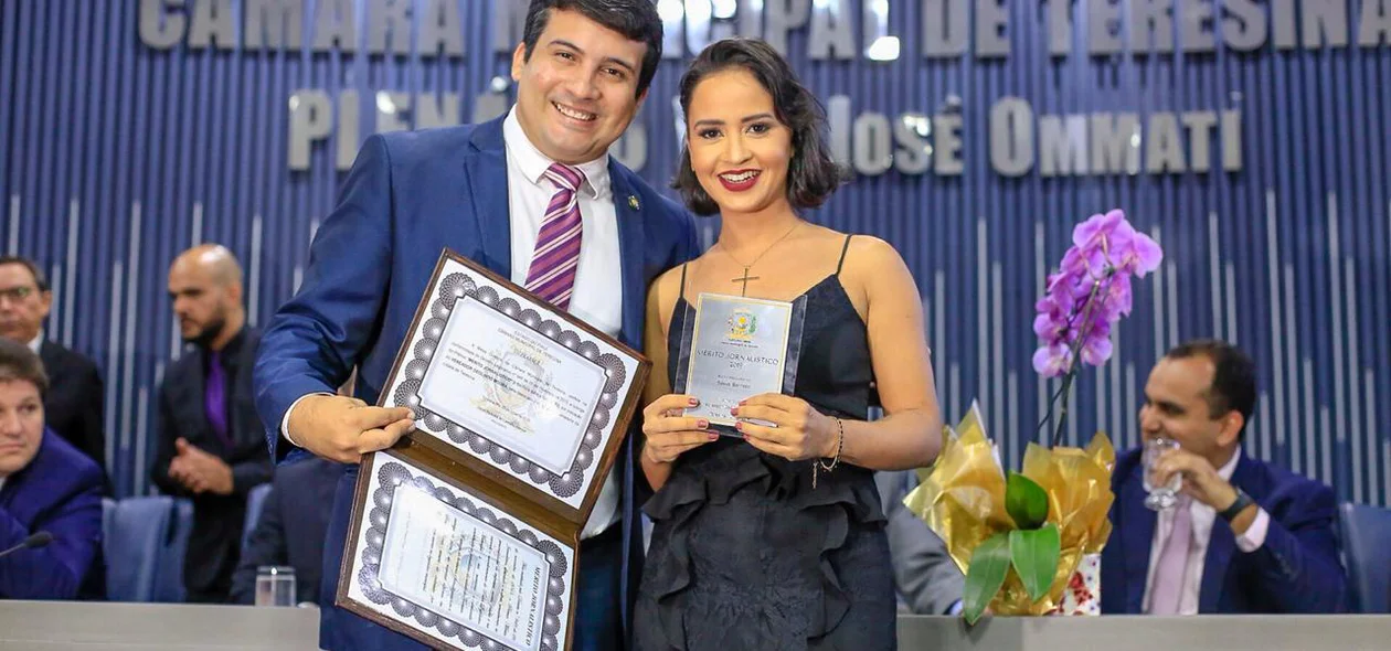 Vereador Deolindo Moura homenageia Sávia Barreto
