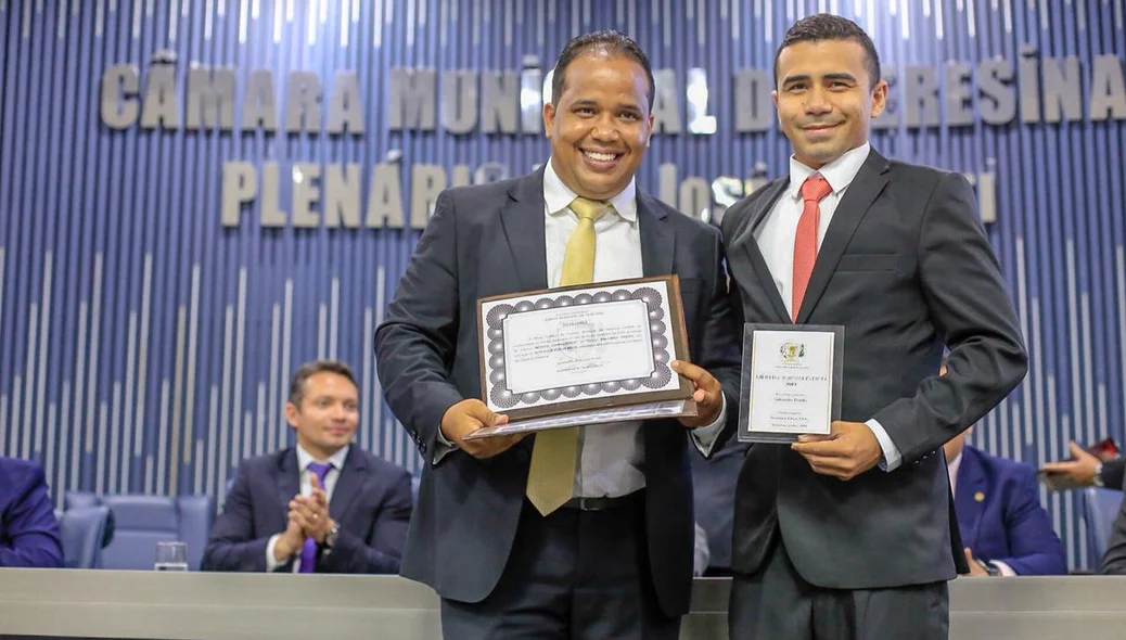 Vereador Enzo Samuel entrega homenagem a Salomão Prado no lugar de Edson Melo que faltou a cerimônia