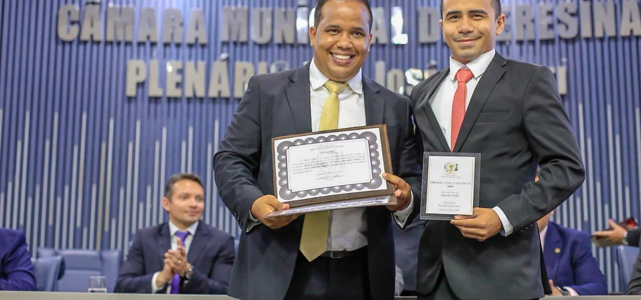 Vereador Enzo Samuel entrega homenagem a Salomão Prado no lugar de Edson Melo que faltou a cerimônia