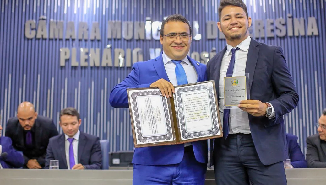 Vereador Lázaro entrega homenagem ao jornalista Vitor Sousa
