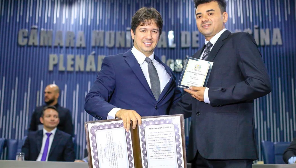 Vereador Samuel entrega homenagem ao fotógrafo Jailson Ferreira