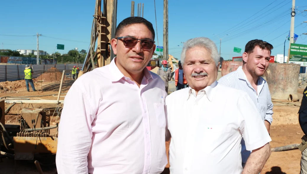 Elmano Férrer durante visita a obra na zona sudeste de Teresina