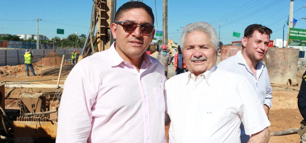 Elmano Férrer durante visita a obra na zona sudeste de Teresina