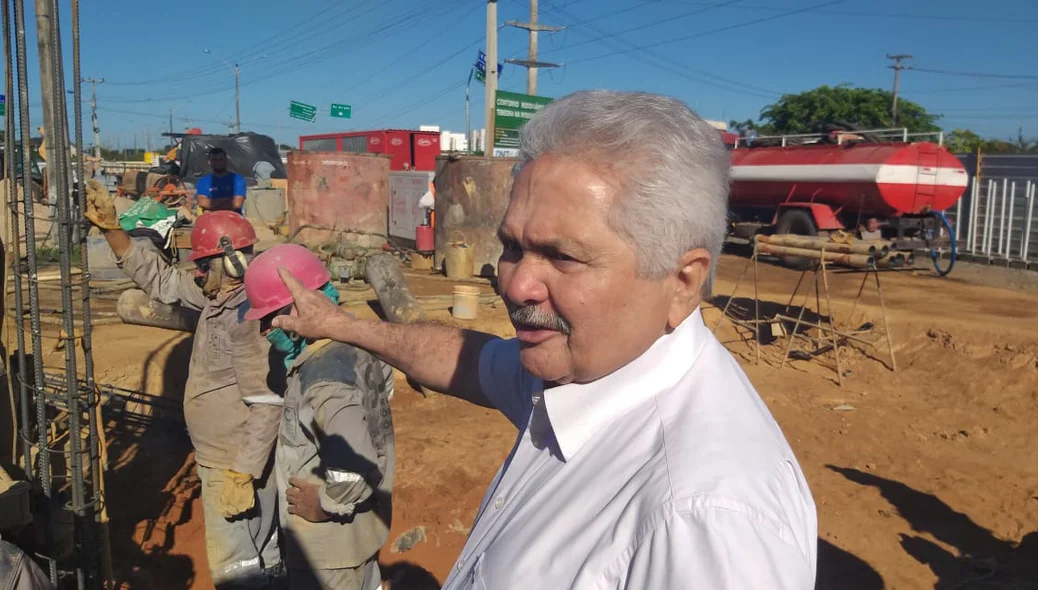 Elmano Férrer visita obra na zona sudeste de Teresina
