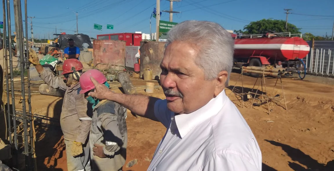 Elmano Férrer visita obra na zona sudeste de Teresina